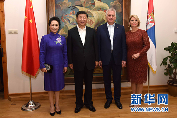 當(dāng)?shù)貢r(shí)間6月17日，國家主席習(xí)近平同塞爾維亞總統(tǒng)尼科利奇在貝爾格萊德舉行會晤。這是習(xí)近平和夫人彭麗媛同尼科利奇夫婦在和平別墅合影。新華社記者饒愛民攝