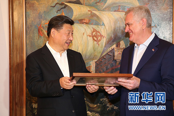 當(dāng)?shù)貢r(shí)間6月17日，國家主席習(xí)近平同塞爾維亞總統(tǒng)尼科利奇在貝爾格萊德舉行會晤。這是尼科利奇向習(xí)近平贈送紀(jì)念品。新華社記者饒愛民攝