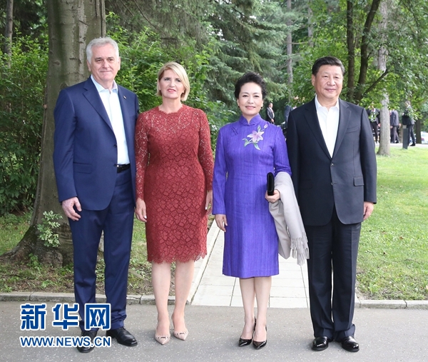 當(dāng)?shù)貢r(shí)間6月17日，國家主席習(xí)近平同塞爾維亞總統(tǒng)尼科利奇在貝爾格萊德舉行會晤。這是習(xí)近平和夫人彭麗媛同尼科利奇夫婦在和平別墅合影。新華社記者 丁林 攝