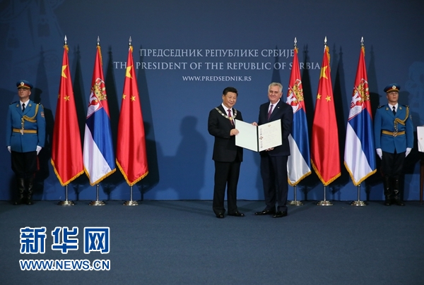 6月18日，國(guó)家主席習(xí)近平在貝爾格萊德同塞爾維亞總統(tǒng)尼科利奇舉行會(huì)談。會(huì)談后，尼科利奇向習(xí)近平授予塞爾維亞最高級(jí)別勛章&ldquo;共和國(guó)一級(jí)榮譽(yù)勛章&rdquo;，感謝習(xí)近平為中塞關(guān)系發(fā)展作出的杰出貢獻(xiàn)。新華社記者蘭紅光攝 