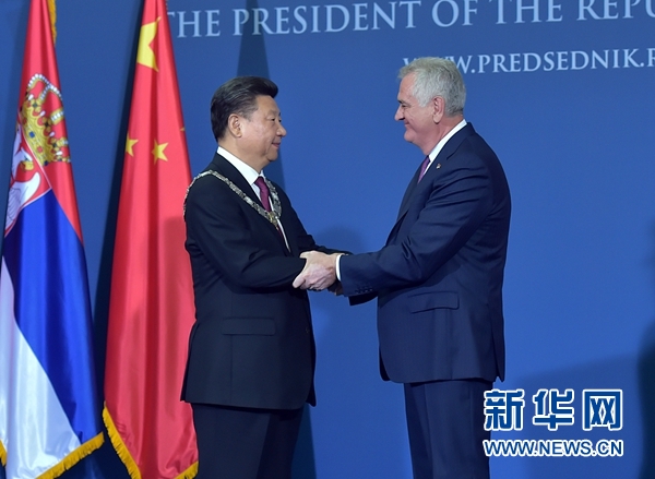 6月18日，國(guó)家主席習(xí)近平在貝爾格萊德同塞爾維亞總統(tǒng)尼科利奇舉行會(huì)談。會(huì)談后，尼科利奇向習(xí)近平授予塞爾維亞最高級(jí)別勛章&ldquo;共和國(guó)一級(jí)榮譽(yù)勛章&rdquo;，感謝習(xí)近平為中塞關(guān)系發(fā)展作出的杰出貢獻(xiàn)。新華社記者 李濤 攝 