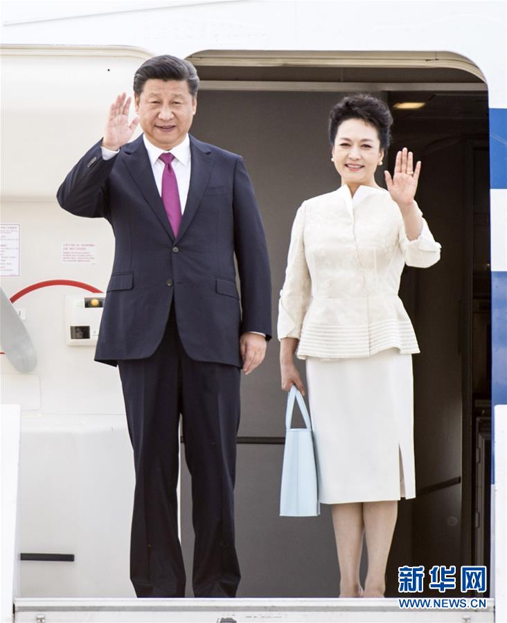 6月19日，國(guó)家主席習(xí)近平抵達(dá)華沙，開(kāi)始對(duì)波蘭共和國(guó)進(jìn)行國(guó)事訪問(wèn)。這是習(xí)近平和夫人彭麗媛步出艙門(mén)。 新華社記者 謝環(huán)馳 攝 