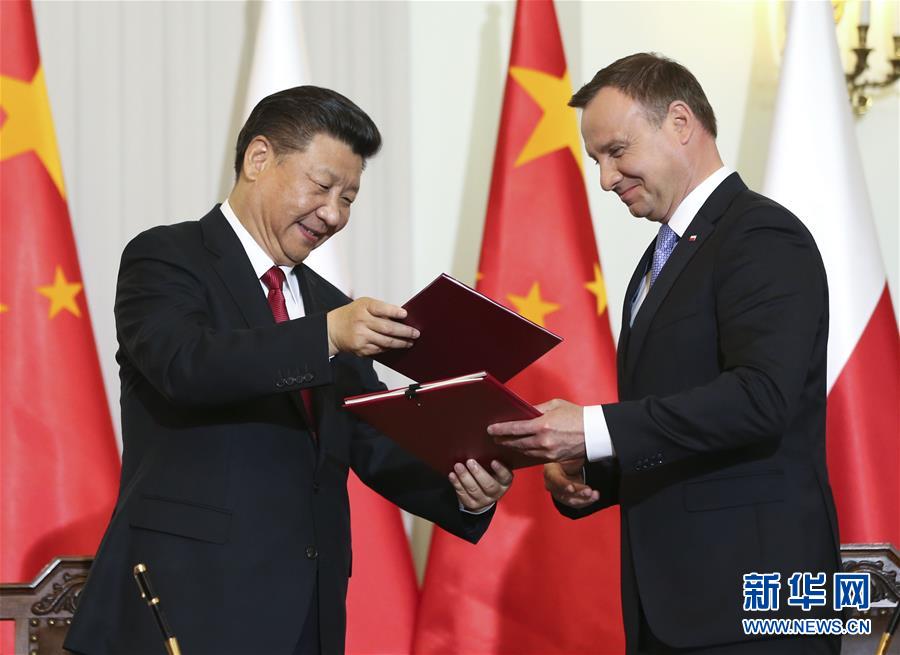 6月20日，國家主席習近平在華沙同波蘭總統(tǒng)杜達舉行會談。這是會談后，兩國元首共同簽署《中華人民共和國和波蘭共和國關于建立全面戰(zhàn)略伙伴關系的聯(lián)合聲明》。新華社記者蘭紅光攝