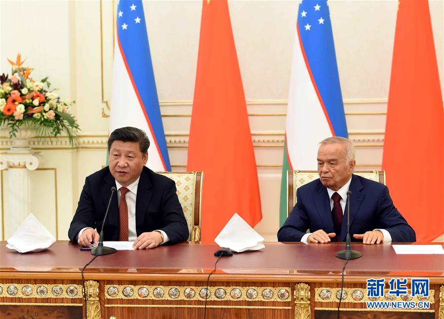 6月22日，國家主席習近平在塔什干庫克薩萊國賓館同烏茲別克斯坦總統(tǒng)卡里莫夫舉行會談。會談后，兩國元首共同會見記者。 新華社記者饒愛民攝