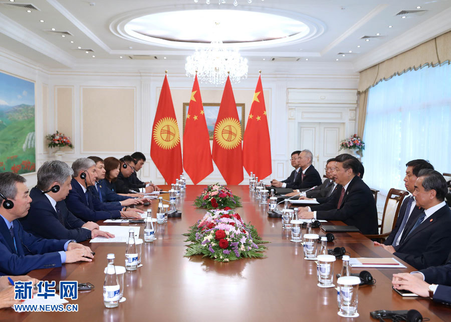 6月24日，國家主席習(xí)近平在烏茲別克斯坦塔什干會見吉爾吉斯斯坦總統(tǒng)阿坦巴耶夫。 新華社記者 馬占成 攝