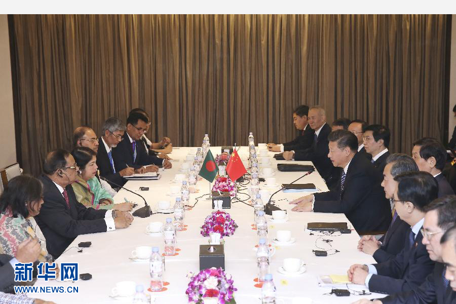 10月14日，國(guó)家主席習(xí)近平在達(dá)卡會(huì)見(jiàn)孟加拉國(guó)國(guó)民議會(huì)議長(zhǎng)喬杜里。 新華社記者龐興雷攝 