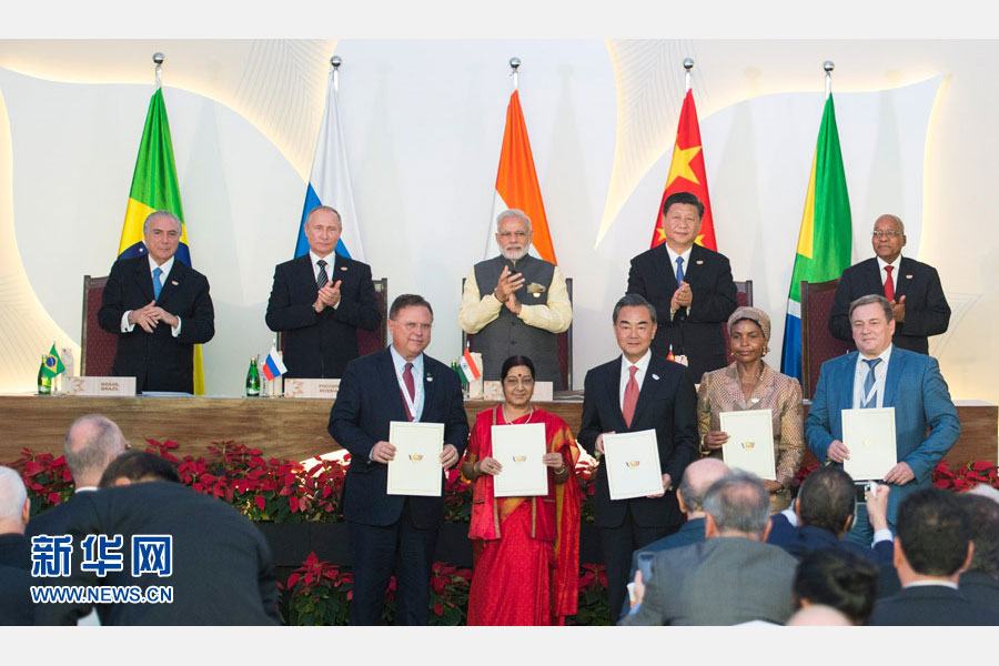 10月16日，金磚國家領導人第八次會晤在印度果阿舉行。中國國家主席習近平、印度總理莫迪、南非總統(tǒng)祖馬、巴西總統(tǒng)特梅爾、俄羅斯總統(tǒng)普京出席。這是會晤結束后，5國領導人共同見證合作文件的簽署，并出席聯(lián)合記者會。新華社記者謝環(huán)馳攝 