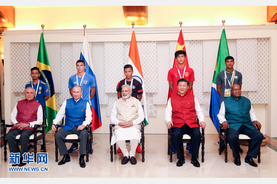 10月15日，國家主席習近平與印度總理莫迪、南非總統(tǒng)祖馬、巴西總統(tǒng)特梅爾、俄羅斯總統(tǒng)普京在印度果阿同參加金磚國家17歲以下少年足球賽的各國代表隊隊長合影。新華社記者姚大偉攝 