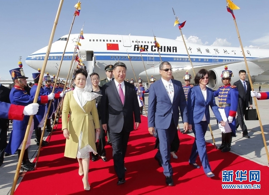當(dāng)?shù)貢r(shí)間11月17日，國家主席習(xí)近平乘專機(jī)抵達(dá)基多，開始對(duì)厄瓜多爾共和國進(jìn)行國事訪問。厄瓜多爾總統(tǒng)科雷亞和夫人馬勒布等在機(jī)場(chǎng)熱情迎接習(xí)近平和夫人彭麗媛。新華社記者 鞠鵬 攝 