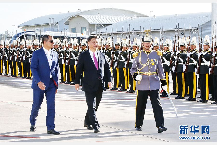 當(dāng)?shù)貢r(shí)間11月17日，國家主席習(xí)近平乘專機(jī)抵達(dá)基多，開始對(duì)厄瓜多爾共和國進(jìn)行國事訪問。這是厄瓜多爾總統(tǒng)科雷亞在機(jī)場(chǎng)為習(xí)近平舉行隆重歡迎儀式。新華社記者 鞠鵬 攝 