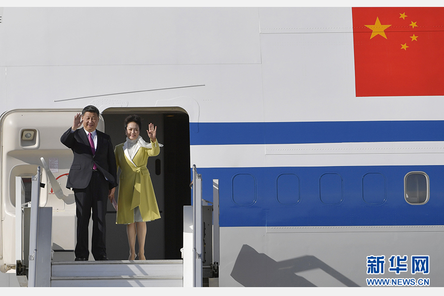 當(dāng)?shù)貢r(shí)間11月17日，國家主席習(xí)近平乘專機(jī)抵達(dá)基多，開始對(duì)厄瓜多爾共和國進(jìn)行國事訪問。這是習(xí)近平與夫人彭麗媛向歡迎人群揮手致意。新華社記者 王曄 攝 