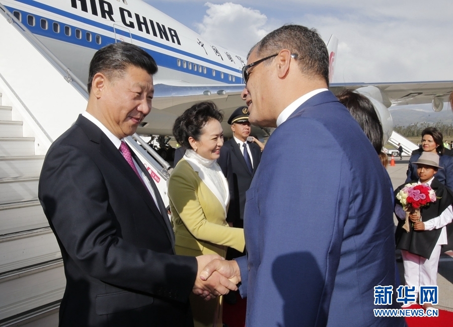 當(dāng)?shù)貢r(shí)間11月17日，國家主席習(xí)近平乘專機(jī)抵達(dá)基多，開始對(duì)厄瓜多爾共和國進(jìn)行國事訪問。厄瓜多爾總統(tǒng)科雷亞和夫人馬勒布等在舷梯旁熱情迎接習(xí)近平和夫人彭麗媛。新華社記者 鞠鵬 攝