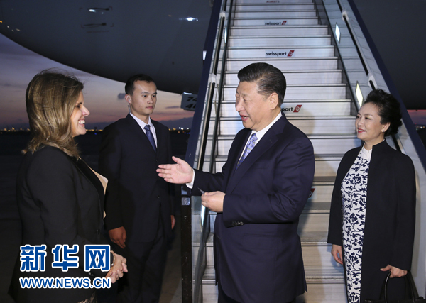 當(dāng)?shù)貢r(shí)間11月18日，國(guó)家主席習(xí)近平抵達(dá)利馬，出席亞太經(jīng)合組織第二十四次領(lǐng)導(dǎo)人非正式會(huì)議并對(duì)秘魯共和國(guó)進(jìn)行國(guó)事訪問(wèn)。習(xí)近平和夫人彭麗媛受到秘魯副總統(tǒng)阿勞斯等熱情迎接。新華社記者 蘭紅光 攝