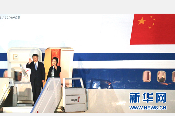 當(dāng)?shù)貢r(shí)間11月18日，國(guó)家主席習(xí)近平抵達(dá)利馬，出席亞太經(jīng)合組織第二十四次領(lǐng)導(dǎo)人非正式會(huì)議并對(duì)秘魯共和國(guó)進(jìn)行國(guó)事訪問(wèn)。習(xí)近平和夫人彭麗媛受到秘魯副總統(tǒng)阿勞斯等熱情迎接。新華社記者 丁林 攝