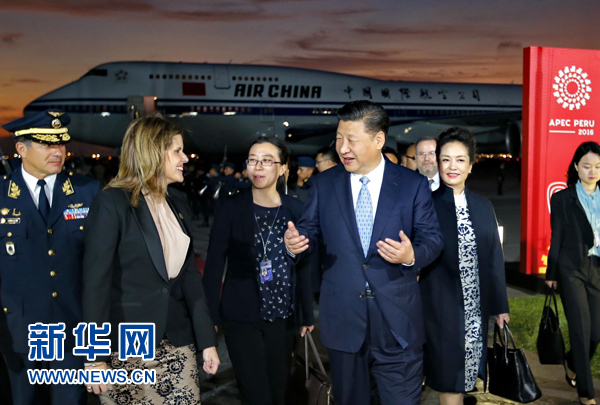 當(dāng)?shù)貢r(shí)間11月18日，國(guó)家主席習(xí)近平抵達(dá)利馬，出席亞太經(jīng)合組織第二十四次領(lǐng)導(dǎo)人非正式會(huì)議并對(duì)秘魯共和國(guó)進(jìn)行國(guó)事訪問(wèn)。習(xí)近平和夫人彭麗媛受到秘魯副總統(tǒng)阿勞斯等熱情迎接。新華社記者 鞠鵬 攝