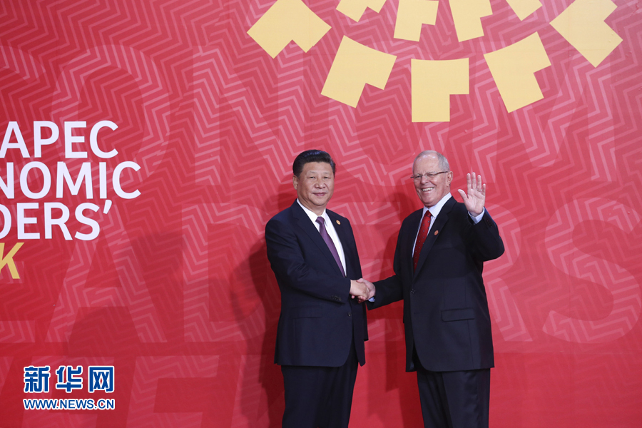 11月20日，亞太經(jīng)合組織第二十四次領(lǐng)導(dǎo)人非正式會(huì)議在秘魯利馬舉行。國(guó)家主席習(xí)近平出席并發(fā)表題為《面向未來開拓進(jìn)取促進(jìn)亞太發(fā)展繁榮》的重要講話。這是會(huì)議開始前，習(xí)近平受到秘魯總統(tǒng)庫(kù)琴斯基的熱情迎接。 新華社記者 龐興雷 攝