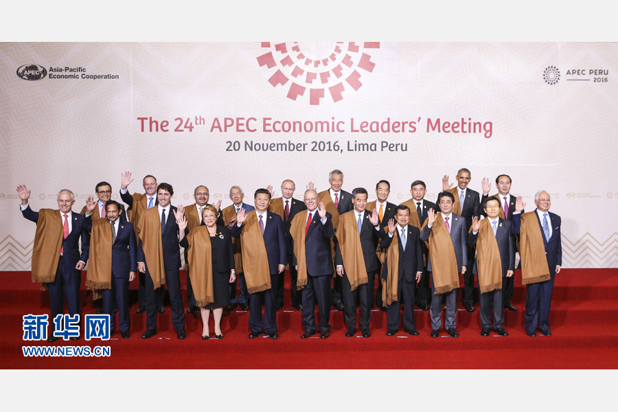 11月20日，亞太經(jīng)合組織第二十四次領(lǐng)導(dǎo)人非正式會(huì)議在秘魯利馬舉行。國(guó)家主席習(xí)近平出席并發(fā)表題為《面向未來開拓進(jìn)取促進(jìn)亞太發(fā)展繁榮》的重要講話。這是會(huì)議期間，國(guó)家主席習(xí)近平同其他亞太經(jīng)合組織成員經(jīng)濟(jì)體領(lǐng)導(dǎo)人、代表合影。 新華社記者 丁林 攝