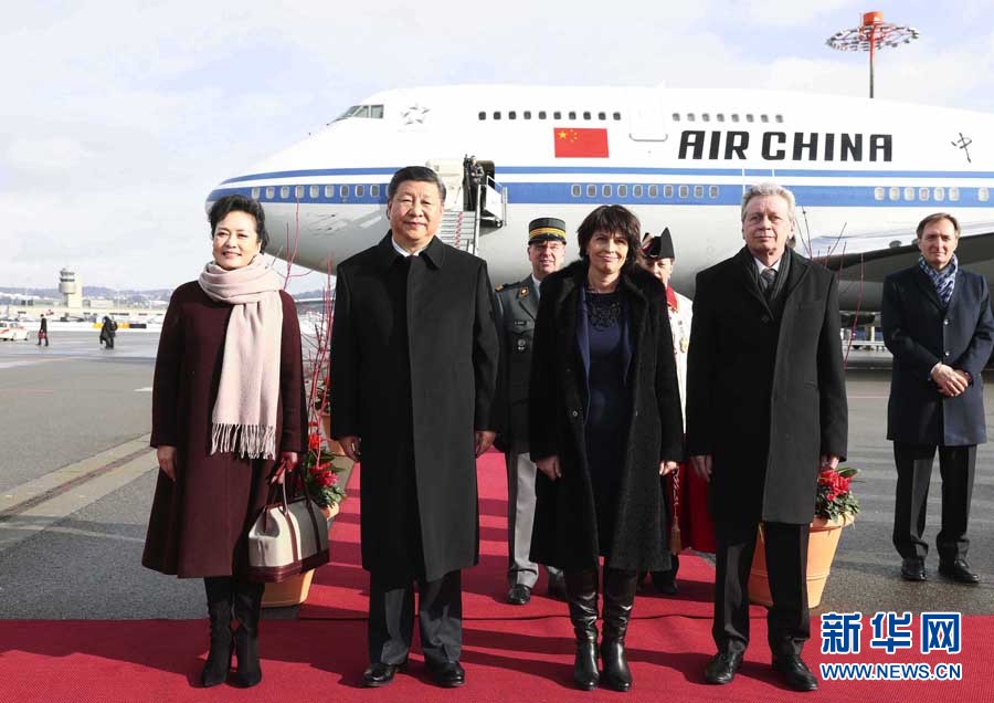 1月15日，國(guó)家主席習(xí)近平乘專機(jī)抵達(dá)蘇黎世，開始對(duì)瑞士聯(lián)邦進(jìn)行國(guó)事訪問。這是瑞士聯(lián)邦主席洛伊特哈德在機(jī)場(chǎng)為習(xí)近平和夫人彭麗媛舉行隆重歡迎儀式。 新華社記者 蘭紅光 攝
