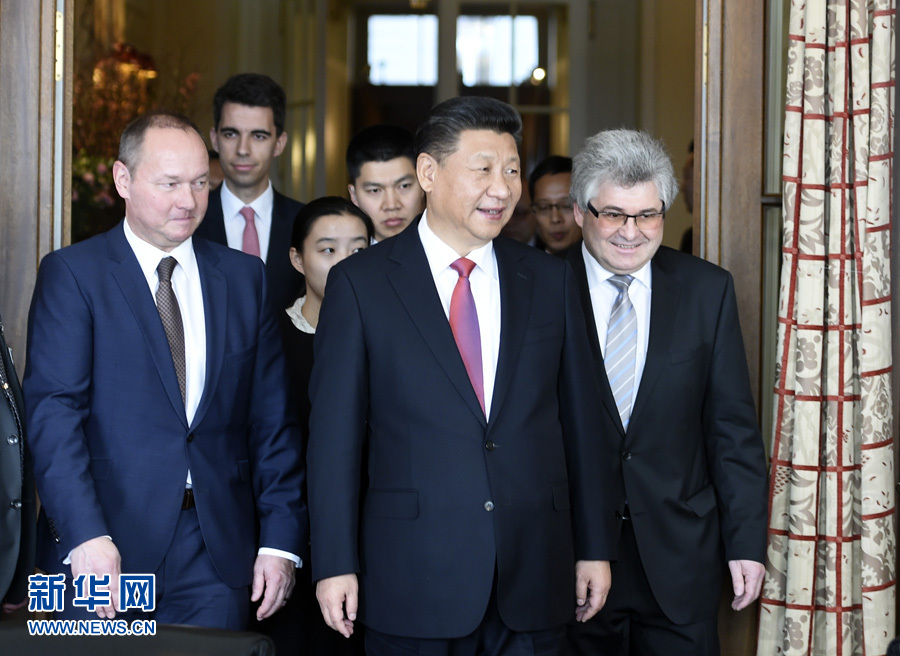 1月16日，國(guó)家主席習(xí)近平在伯爾尼會(huì)見(jiàn)瑞士聯(lián)邦國(guó)民院議長(zhǎng)施塔爾和聯(lián)邦院議長(zhǎng)比紹夫貝爾格。 新華社記者 謝環(huán)馳 攝