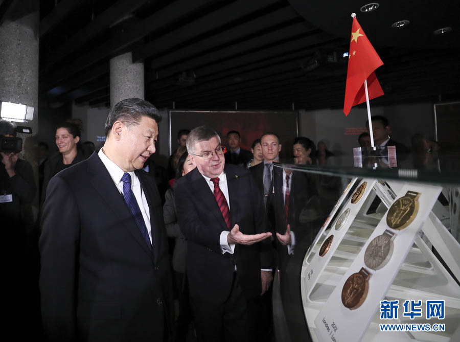 1月18日，國家主席習(xí)近平在瑞士洛桑國際奧林匹克博物館會見國際奧林匹克委員會主席巴赫。這是會見后，習(xí)近平在巴赫陪同下參觀往屆奧運(yùn)會獎牌展。新華社記者 蘭紅光 攝