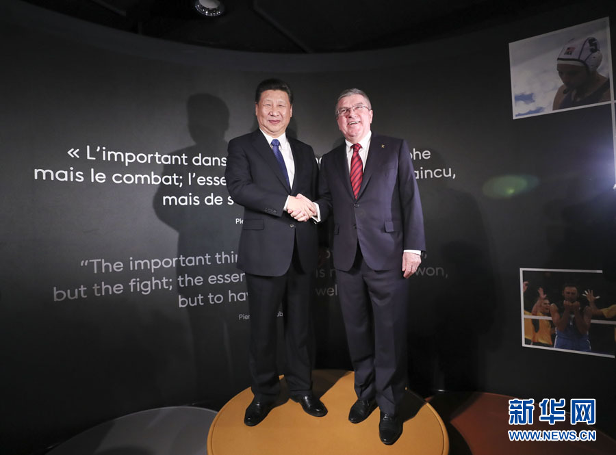 1月18日，國家主席習(xí)近平在瑞士洛桑國際奧林匹克博物館會見國際奧林匹克委員會主席巴赫。這是習(xí)近平和巴赫在奧運(yùn)冠軍領(lǐng)獎臺上合影。新華社記者 蘭紅光 攝