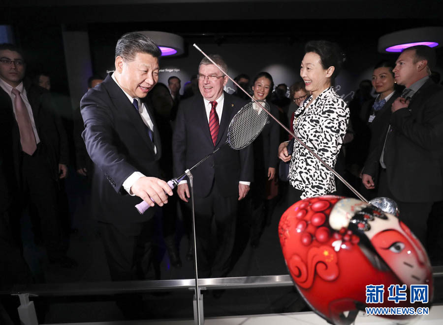 1月18日，國家主席習(xí)近平在瑞士洛桑國際奧林匹克博物館會見國際奧林匹克委員會主席巴赫。這是習(xí)近平在巴赫陪同下，參觀羽毛球世界冠軍李玲蔚用過的球拍。新華社記者 蘭紅光 攝