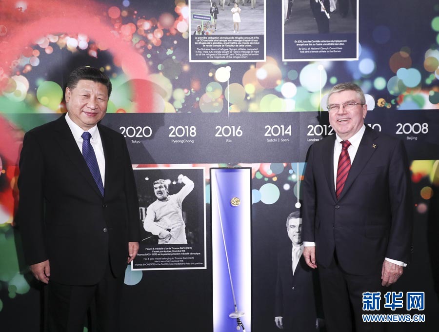 1月18日，國家主席習(xí)近平在瑞士洛桑國際奧林匹克博物館會見國際奧林匹克委員會主席巴赫。這是習(xí)近平與巴赫在巴赫作為擊劍運(yùn)動員參加奧運(yùn)會的照片前合影。新華社記者 蘭紅光 攝