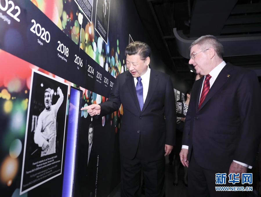 1月18日，國家主席習(xí)近平在瑞士洛桑國際奧林匹克博物館會見國際奧林匹克委員會主席巴赫。這是習(xí)近平在巴赫陪同下，參觀巴赫作為擊劍運(yùn)動員參加奧運(yùn)會的照片。新華社記者 蘭紅光 攝