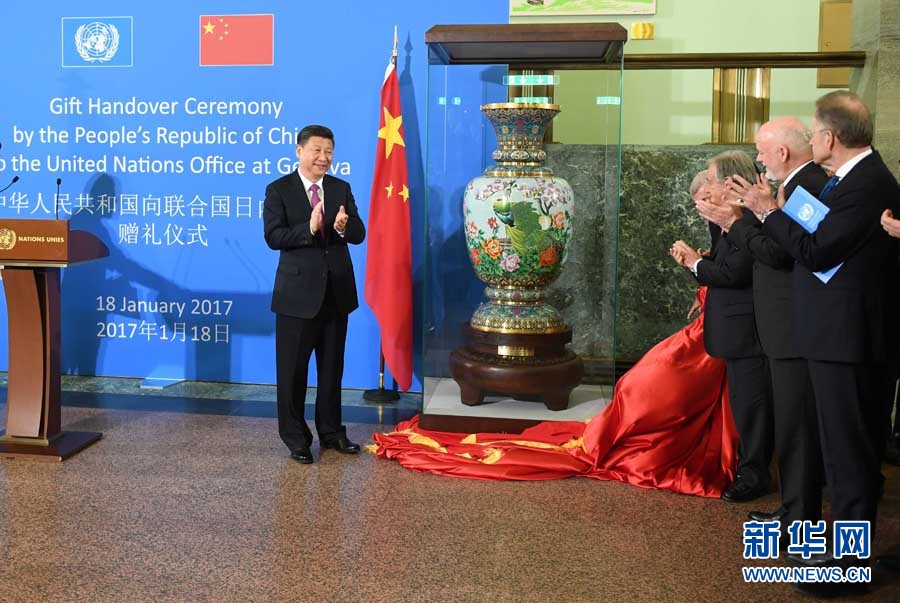 1月18日，國(guó)家主席習(xí)近平在瑞士日內(nèi)瓦萬(wàn)國(guó)宮出席&ldquo;共商共筑人類(lèi)命運(yùn)共同體&rdquo;高級(jí)別會(huì)議，并發(fā)表題為《共同構(gòu)建人類(lèi)命運(yùn)共同體》的主旨演講。這是會(huì)議結(jié)束后，習(xí)近平出席中國(guó)向聯(lián)合國(guó)日內(nèi)瓦總部贈(zèng)禮儀式。新華社記者 張鐸 攝