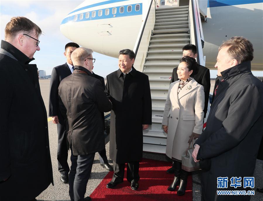 4月4日，國(guó)家主席習(xí)近平乘專機(jī)抵達(dá)赫爾辛基，開始對(duì)芬蘭共和國(guó)進(jìn)行國(guó)事訪問(wèn)。這是芬蘭政府代表、農(nóng)業(yè)與環(huán)境部長(zhǎng)蒂利凱寧等在舷梯旁熱情迎接習(xí)近平和夫人彭麗媛。新華社記者 蘭紅光 攝 