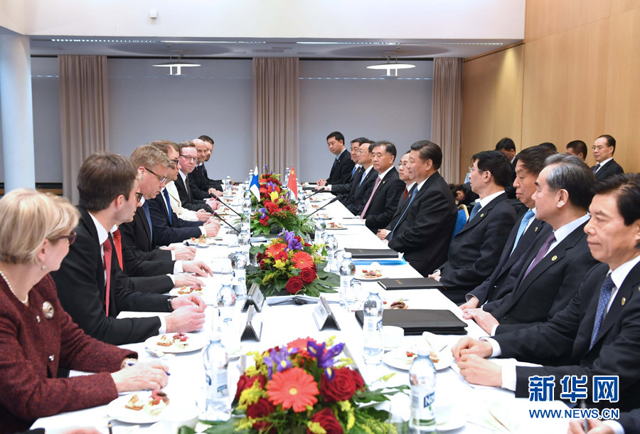 4月5日，國家主席習近平在赫爾辛基會見芬蘭總理西比萊。 新華社記者饒愛民 攝 