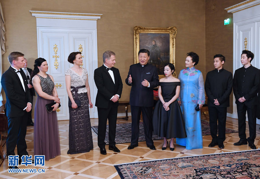 當(dāng)?shù)貢r間4月5日晚，國家主席習(xí)近平和芬蘭總統(tǒng)尼尼斯托在赫爾辛基共同會見剛剛參加完2017年世界花樣滑冰錦標(biāo)賽的中芬兩國冰雪運動員代表。習(xí)近平夫人彭麗媛和尼尼斯托夫人豪吉歐參加會見。新華社記者 饒愛民 攝