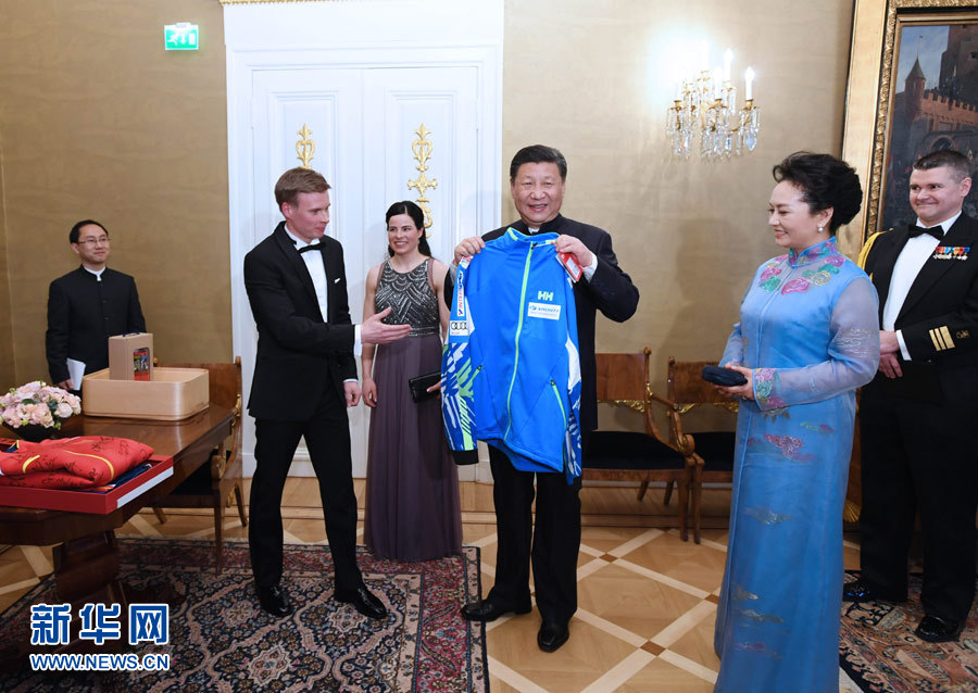 當(dāng)?shù)貢r間4月5日晚，國家主席習(xí)近平和芬蘭總統(tǒng)尼尼斯托在赫爾辛基共同會見剛剛參加完2017年世界花樣滑冰錦標(biāo)賽的中芬兩國冰雪運動員代表。習(xí)近平夫人彭麗媛和尼尼斯托夫人豪吉歐參加會見。這是芬蘭運動員向習(xí)近平和夫人彭麗媛贈送運動衣。新華社記者 饒愛民 攝