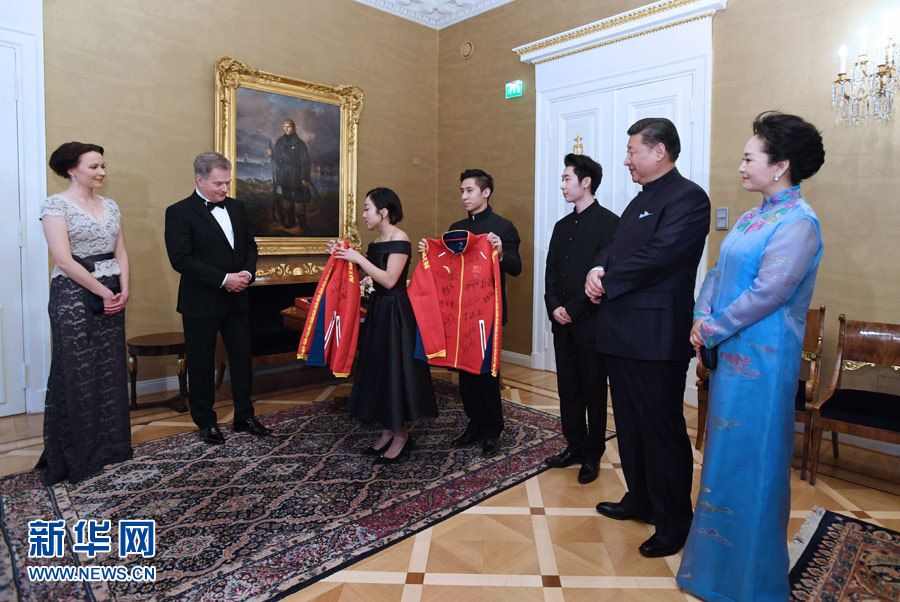 當(dāng)?shù)貢r間4月5日晚，國家主席習(xí)近平和芬蘭總統(tǒng)尼尼斯托在赫爾辛基共同會見剛剛參加完2017年世界花樣滑冰錦標(biāo)賽的中芬兩國冰雪運動員代表。習(xí)近平夫人彭麗媛和尼尼斯托夫人豪吉歐參加會見。這是中國運動員向尼尼斯托和夫人豪吉歐贈送運動衣。新華社記者 饒愛民 攝