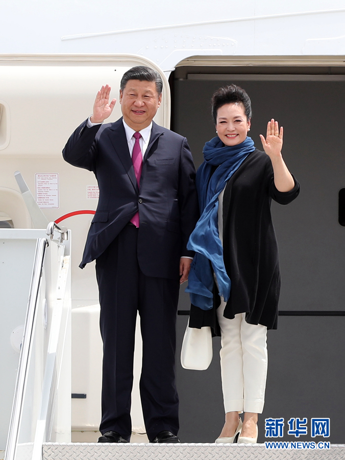 4月6日，國家主席習(xí)近平乘專機(jī)抵達(dá)美國佛羅里達(dá)州，將在海湖莊園同美國總統(tǒng)特朗普舉行中美元首會晤。這是習(xí)近平和夫人彭麗媛步出機(jī)艙。新華社記者 劉衛(wèi)兵 攝 