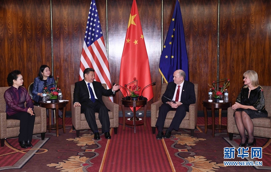 當?shù)貢r間4月7日，國家主席習近平在美國阿拉斯加州安克雷奇會見阿拉斯加州州長沃克。 新華社記者 饒愛民 攝 