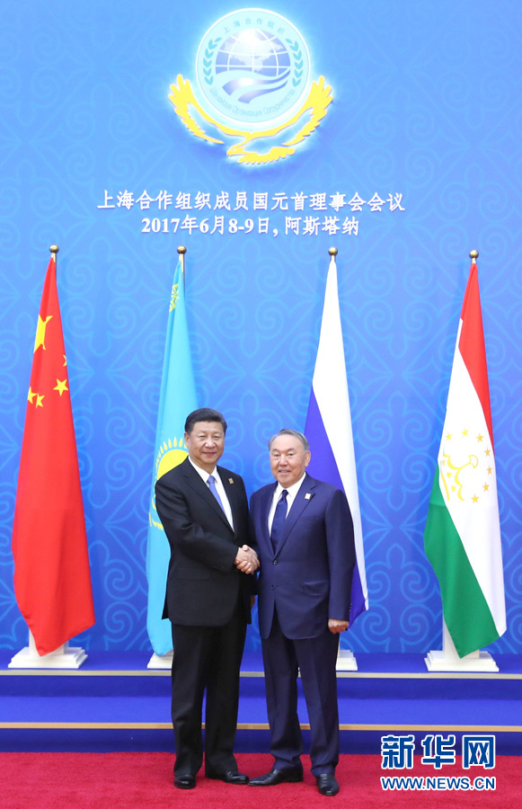 6月9日，國家主席習(xí)近平在哈薩克斯坦首都阿斯塔納出席上海合作組織成員國元首理事會第十七次會議并發(fā)表重要講話。這是習(xí)近平出席會議時，受到哈薩克斯坦總統(tǒng)納扎爾巴耶夫的熱情迎接。新華社記者 馬占成 攝