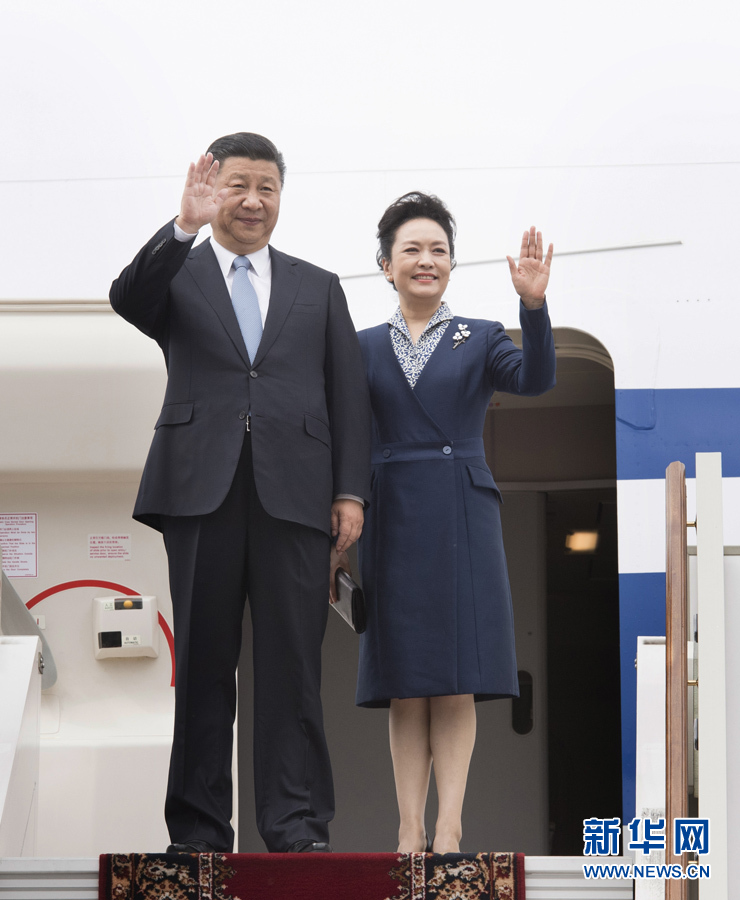 7月3日，國家主席習近平乘專機抵達莫斯科，開始對俄羅斯聯(lián)邦進行國事訪問。這是習近平和夫人彭麗媛步出艙門。 新華社記者 李學仁 攝