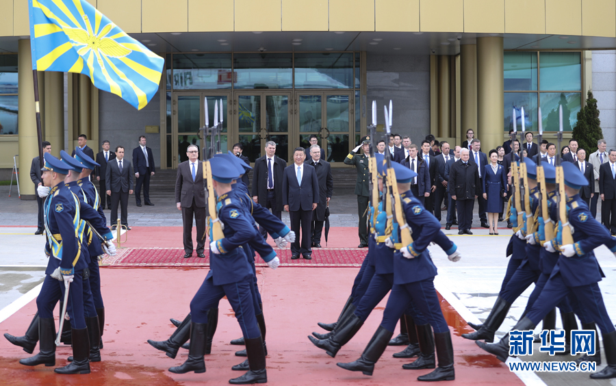 7月3日，國家主席習近平乘專機抵達莫斯科，開始對俄羅斯聯(lián)邦進行國事訪問。這是習近平出席機場歡迎儀式。 新華社記者 謝環(huán)馳 攝