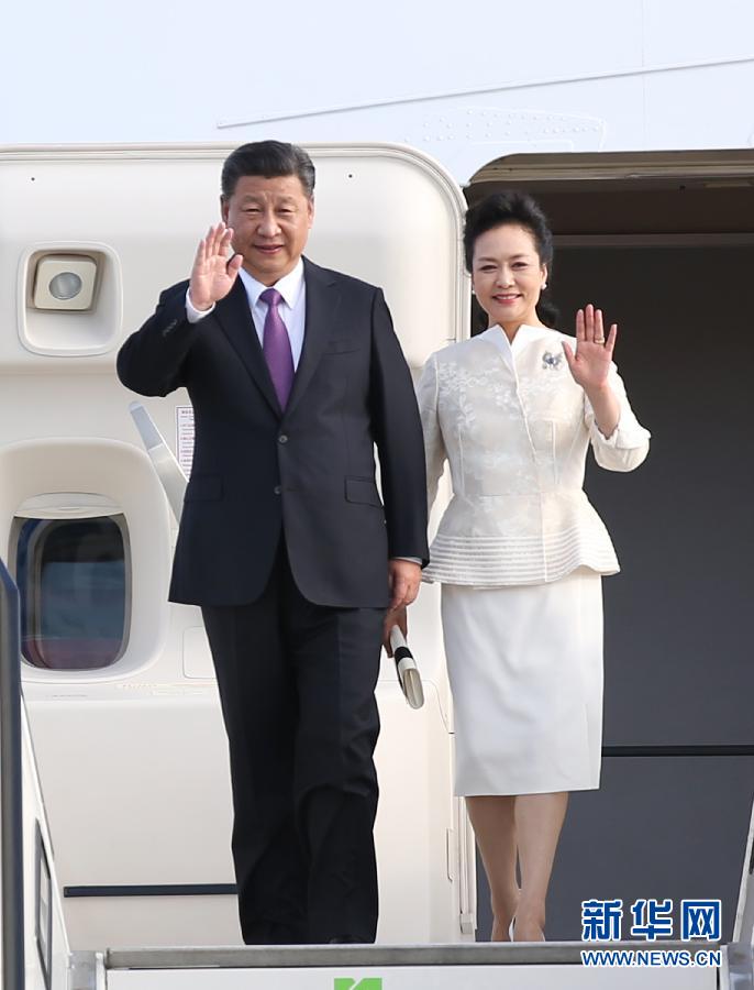 7月4日，國(guó)家主席習(xí)近平乘專機(jī)抵達(dá)柏林，開始對(duì)德意志聯(lián)邦共和國(guó)進(jìn)行國(guó)事訪問。這是習(xí)近平和夫人彭麗媛步出艙門。 新華社記者 姚大偉 攝