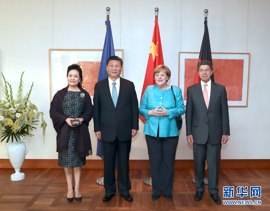 當(dāng)?shù)貢r(shí)間7月4日晚，剛剛抵達(dá)柏林的國家主席習(xí)近平在利伯曼故居同德國總理默克爾舉行會(huì)見。這是習(xí)近平和夫人彭麗媛抵達(dá)位于柏林市中心勃蘭登堡門附近的利伯曼故居時(shí)，受到默克爾和丈夫紹爾熱情迎接。新華社記者 馬占成 攝