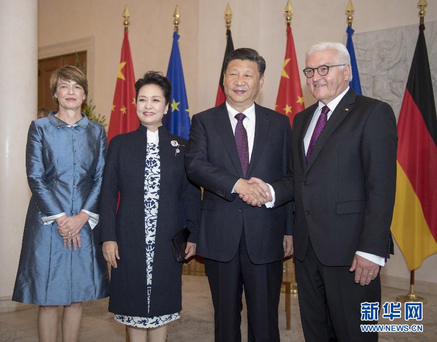 7月5日，國家主席習(xí)近平在柏林會(huì)見德國總統(tǒng)施泰因邁爾。會(huì)見前，施泰因邁爾在總統(tǒng)府花園為習(xí)近平舉行隆重歡迎儀式。這是習(xí)近平和夫人彭麗媛同施泰因邁爾夫婦合影。新華社記者 李學(xué)仁 攝