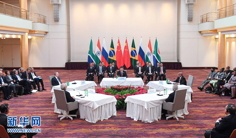 7月7日，國家主席習近平在德國漢堡主持金磚國家領導人非正式會晤，發(fā)表引導性講話和總結(jié)講話。南非總統(tǒng)祖馬、巴西總統(tǒng)特梅爾、俄羅斯總統(tǒng)普京、印度總理莫迪出席。新華社記者 張鐸 攝