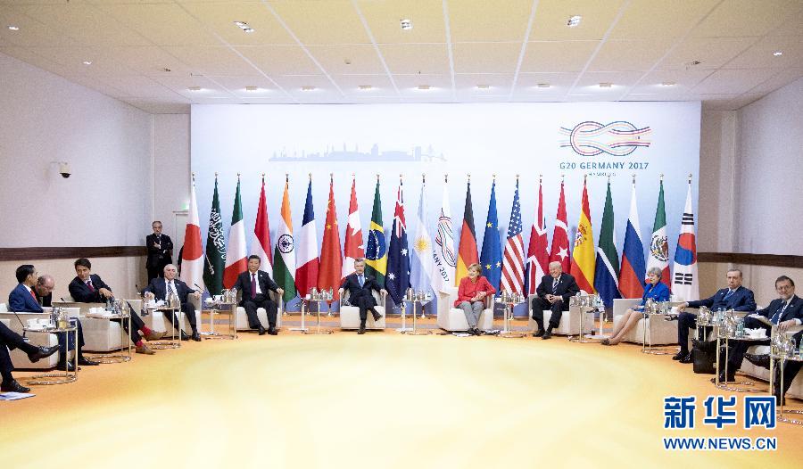 7月7日，二十國(guó)集團(tuán)領(lǐng)導(dǎo)人第十二次峰會(huì)在德國(guó)漢堡舉行。國(guó)家主席習(xí)近平出席并發(fā)表題為《堅(jiān)持開放包容　推動(dòng)聯(lián)動(dòng)增長(zhǎng)》的重要講話。這是峰會(huì)前，習(xí)近平出席二十國(guó)集團(tuán)峰會(huì)領(lǐng)導(dǎo)人座談會(huì)。新華社記者 李學(xué)仁 攝 