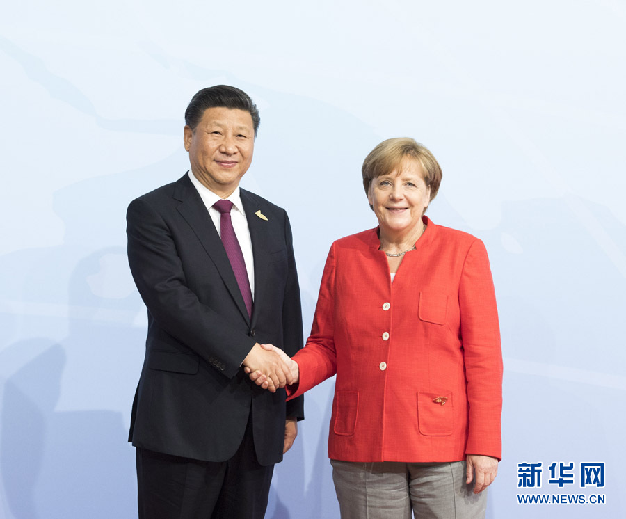 7月7日，二十國集團領(lǐng)導(dǎo)人第十二次峰會在德國漢堡舉行。國家主席習(xí)近平出席并發(fā)表題為《堅持開放包容　推動聯(lián)動增長》的重要講話。這是峰會開始前，習(xí)近平受到德國總理默克爾迎接。新華社記者 李學(xué)仁 攝 