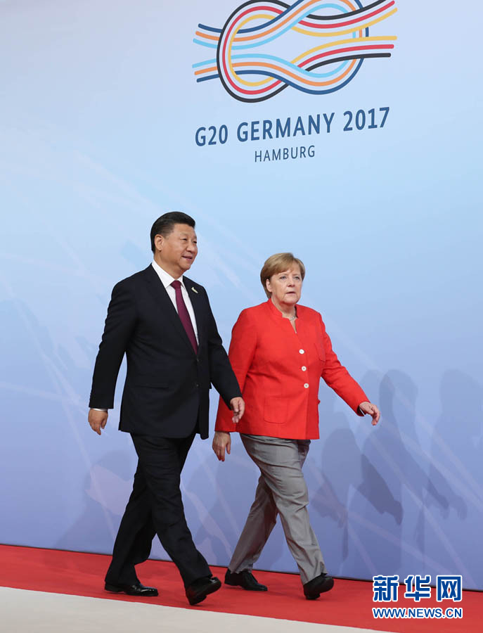 7月7日，二十國集團領(lǐng)導(dǎo)人第十二次峰會在德國漢堡舉行。國家主席習(xí)近平出席并發(fā)表題為《堅持開放包容　推動聯(lián)動增長》的重要講話。這是峰會開始前，習(xí)近平受到德國總理默克爾迎接。新華社記者 劉衛(wèi)兵 攝 