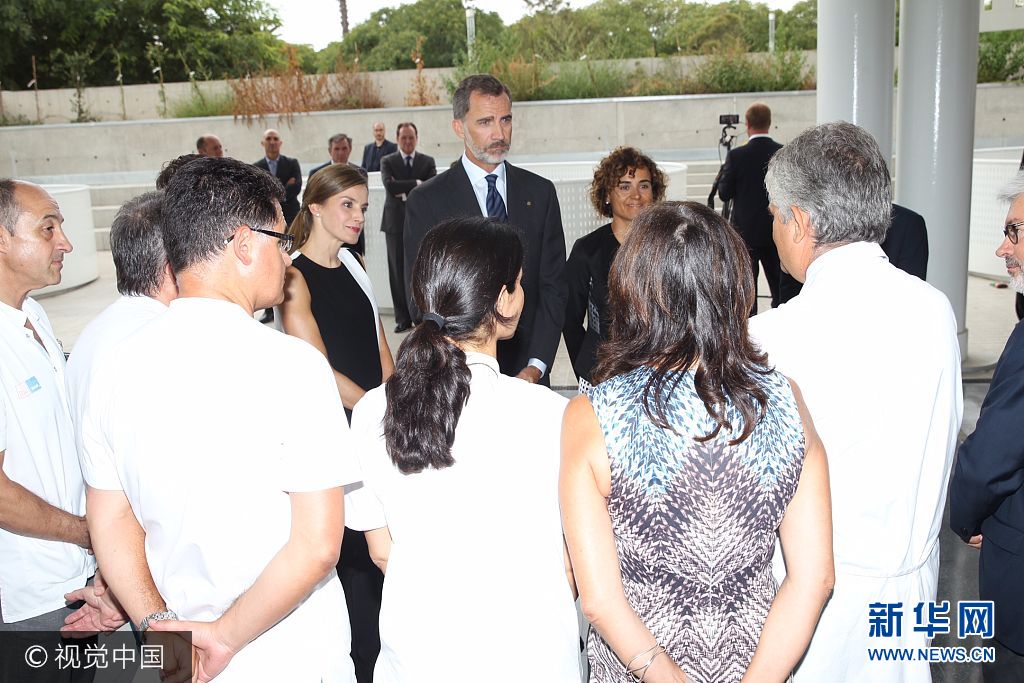 當(dāng)?shù)貢r(shí)間2017年8月19日，西班牙巴塞羅那，西班牙國(guó)王菲利普六世和萊蒂齊亞王后探望巴塞羅那恐襲案?jìng)摺?**_***BARCELONA, SPAIN - AUGUST 19:  In this handout photo provided by Casa de S.M. el Rey de Espana, King Felipe VI of Spain and Queen Letizia of Spain meets with medical staff as they arrive to visit last Thursday's terrorist attack victims at the Hospital de la Santa Creu i Sant Pau on August 19, 2017 in Barcelona, Spain. Thirteen people were killed and dozens injured in the Las Ramblas area of Barcelona when a van hit crowds on August 17.  (Photo by Casa de S.M. el Rey de Espana via Getty Images)