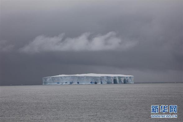 （圖文互動）（2）專訪：在南極，最美的藍冰可能通向死亡&mdash;&mdash;中國南極科考隊員講述&ldquo;冰縫驚魂記&rdquo;