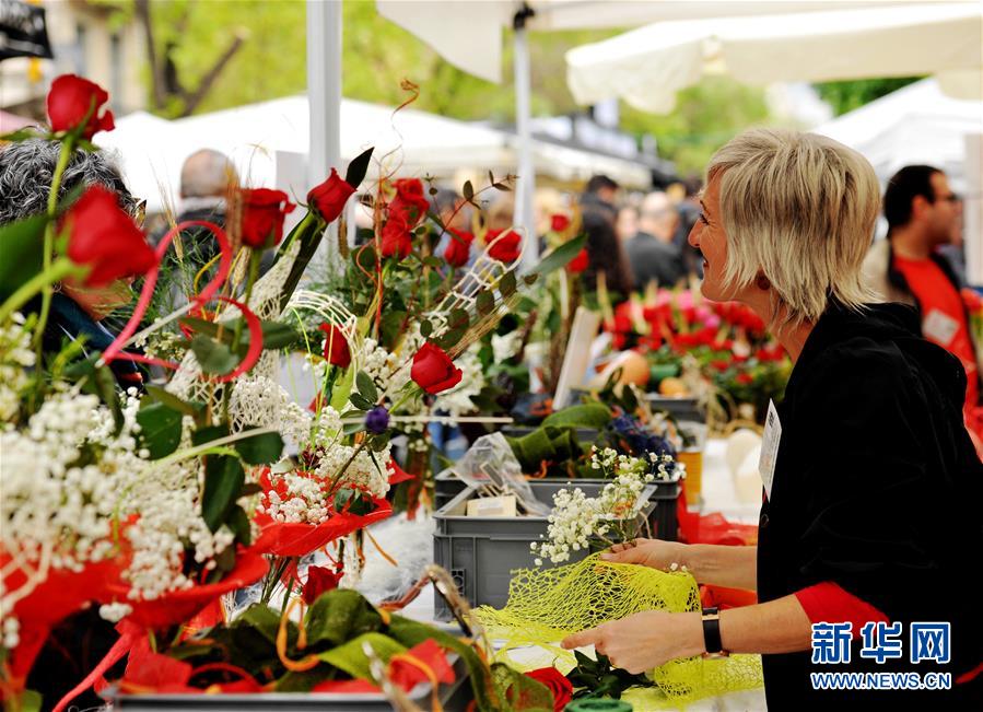 （國際&middot;圖文互動(dòng)）（3）通訊：花香馥郁 書香怡人&mdash;&mdash;記西班牙巴塞羅那圣喬治節(jié)