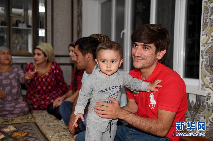 （國(guó)際&middot;圖文互動(dòng)）（1）通訊：&ldquo;學(xué)習(xí)中文為我?guī)硪庀氩坏降陌l(fā)展機(jī)遇&rdquo;&mdash;&mdash;記一名&ldquo;90后&rdquo;塔吉克斯坦青年的圓夢(mèng)之路